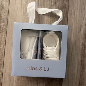 BRAND NEW Ains & LJ 0-3 months White Baby Shoes
